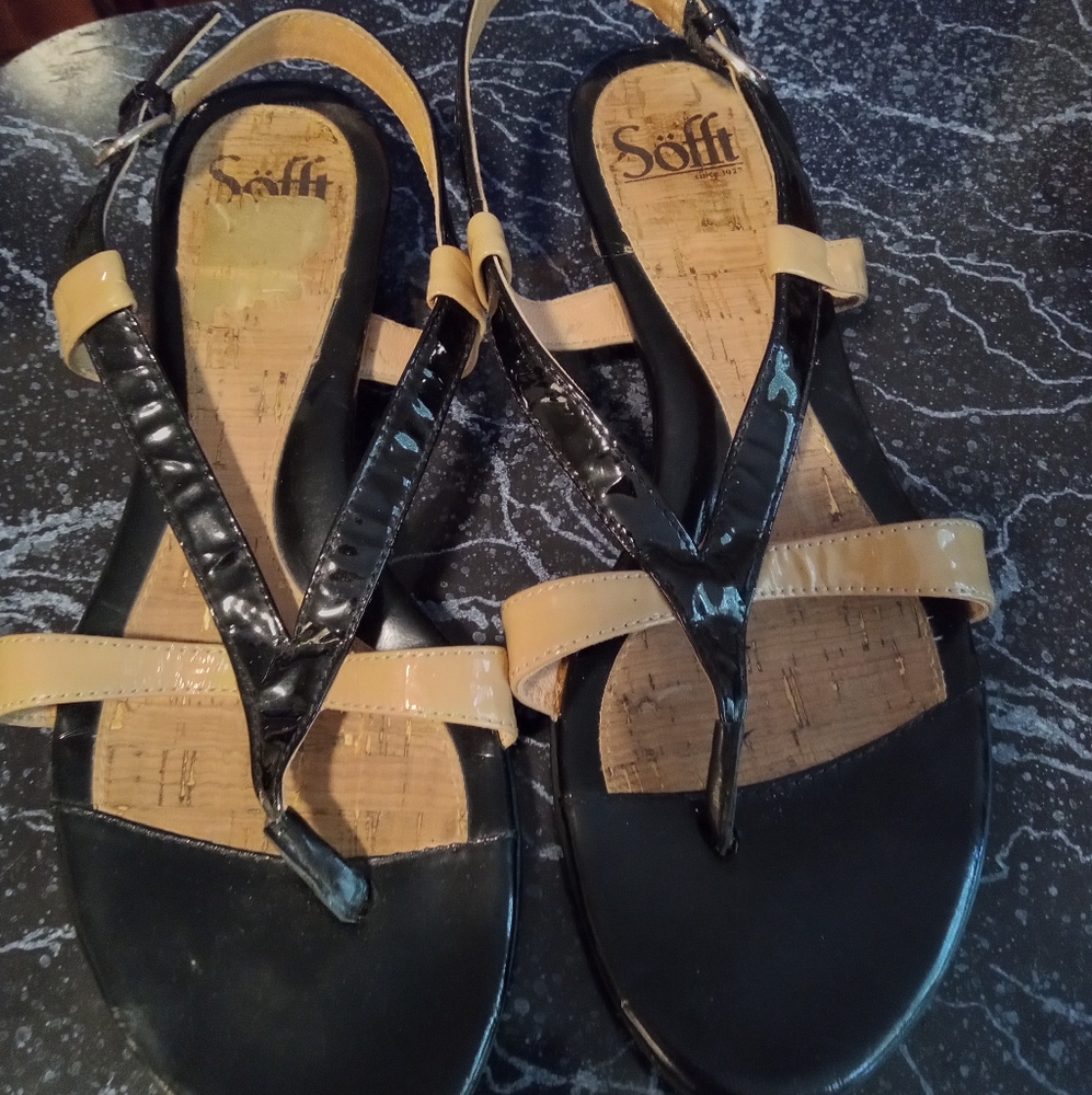 Sofft Women's Black and Tan Strappy Sandals
